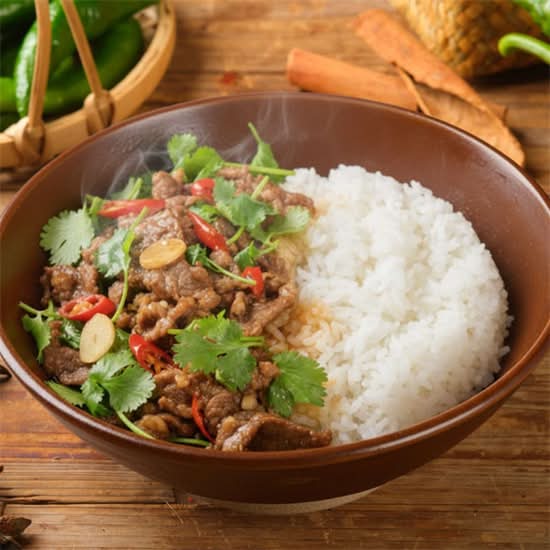 香菜小炒黄牛肉盖码饭（必辣） Stir-fried Beef GAIMA Rice Bowl (Spicy)